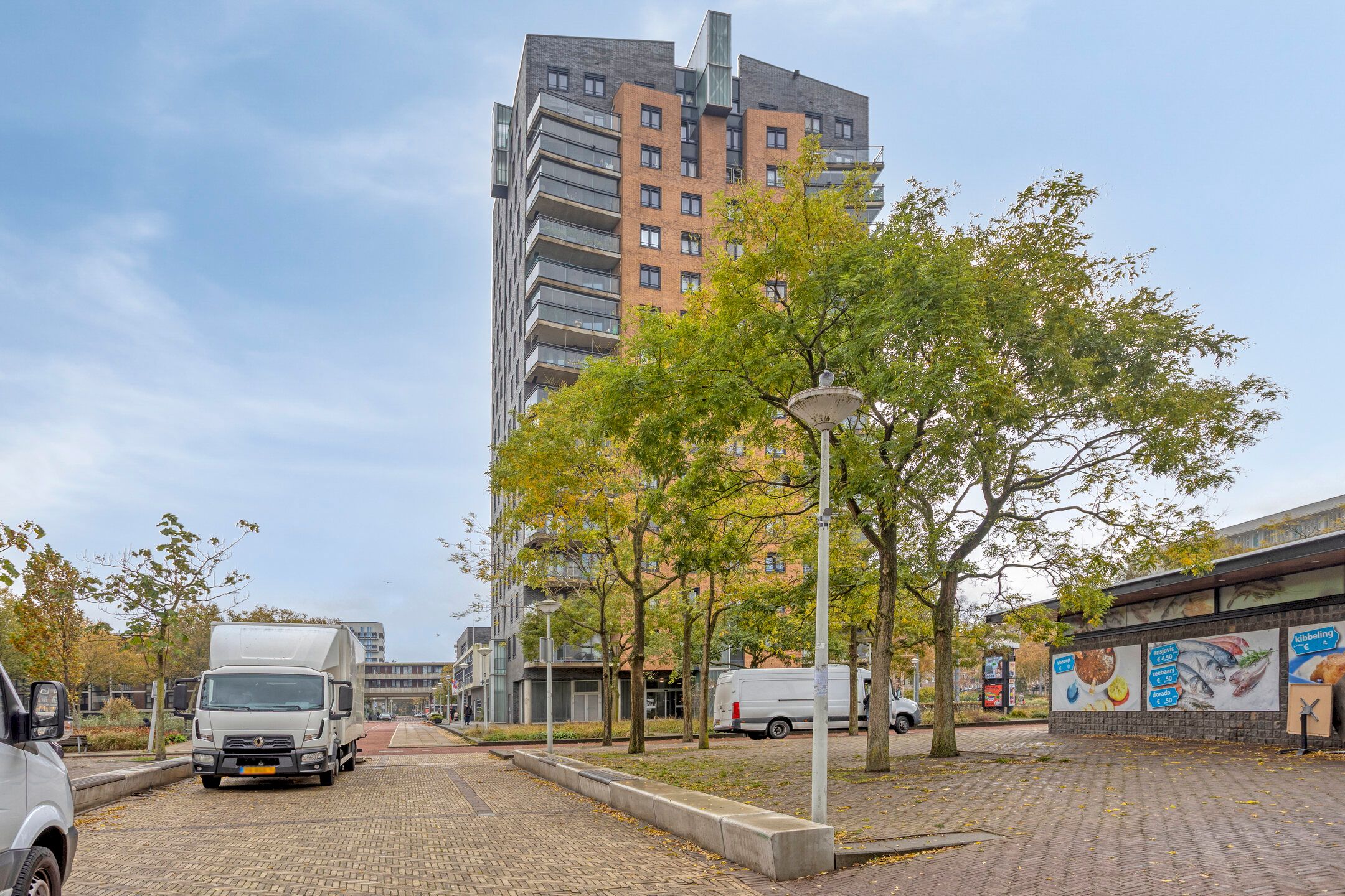 Spacious and Bright Three-Room Apartment with Panoramic View — 32