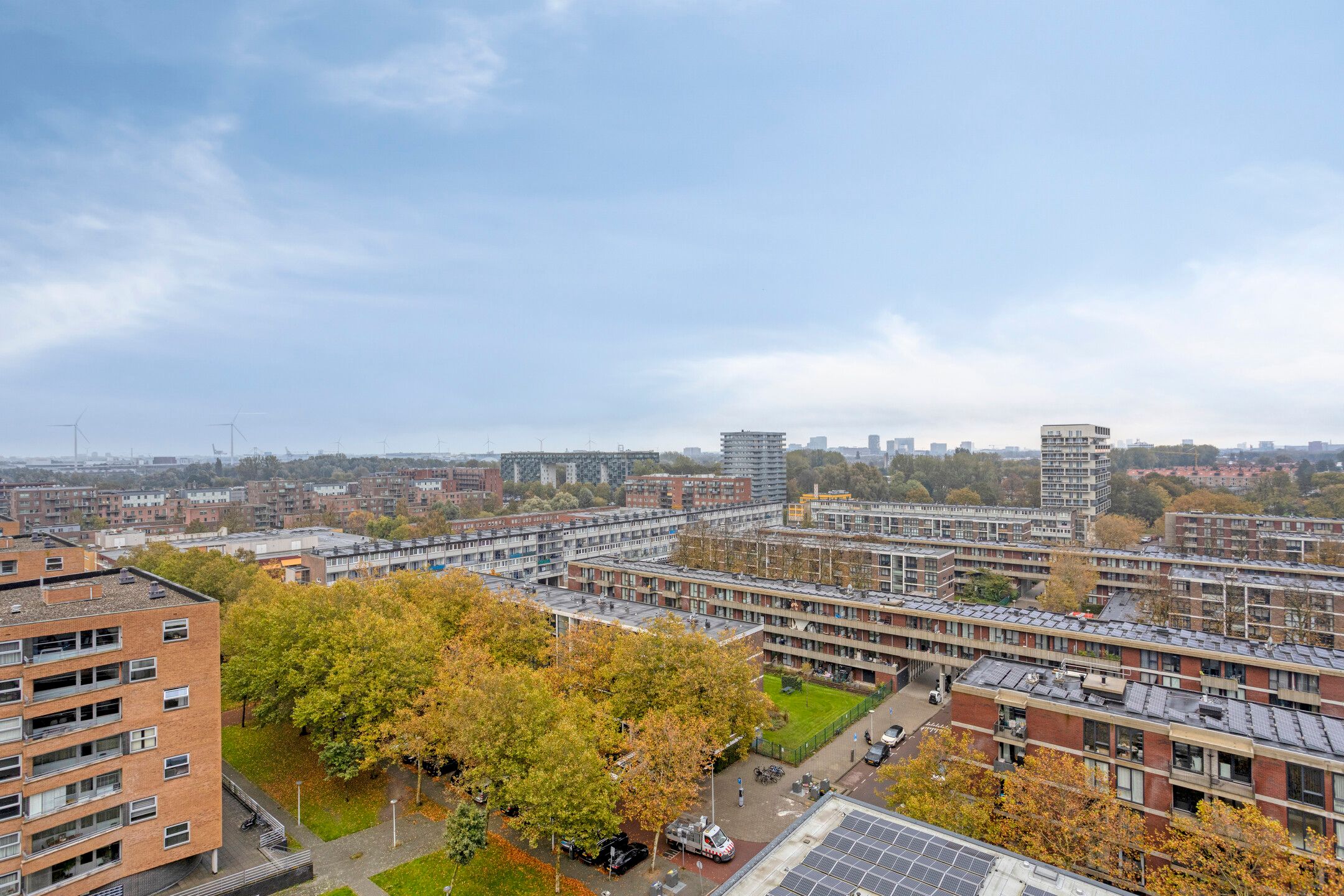 Spacious and Bright Three-Room Apartment with Panoramic View — 38