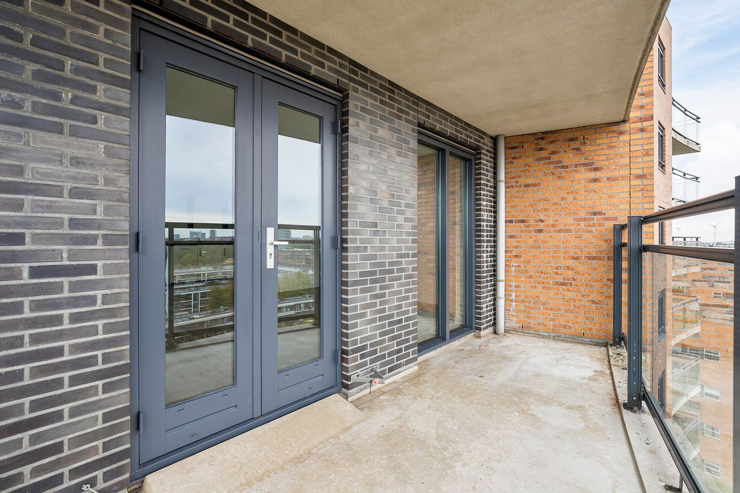 Spacious and Bright Three-Room Apartment with Panoramic View — 34