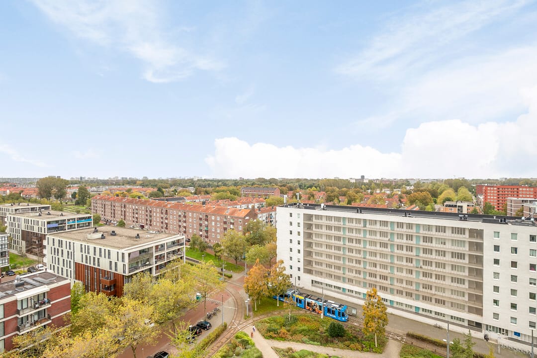 Spacious and Bright Three-Room Apartment with Panoramic View — 35