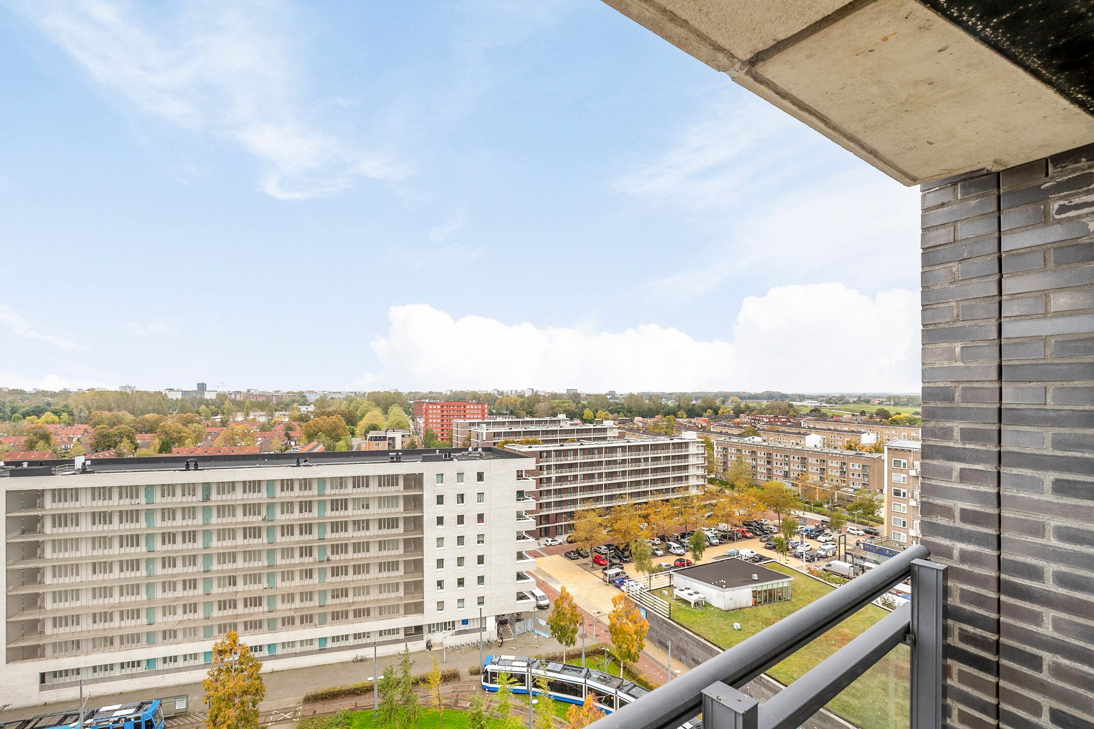 Spacious and Bright Three-Room Apartment with Panoramic View — 40