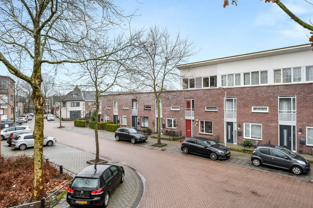 Spacious and Sustainable Terraced House with Five Bedrooms and Roof Terrace — 26