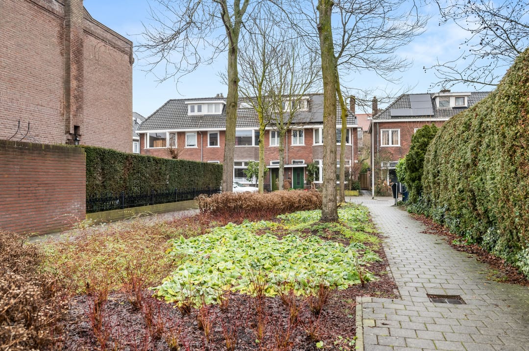 Spacious and Sustainable Terraced House with Five Bedrooms and Roof Terrace — 28