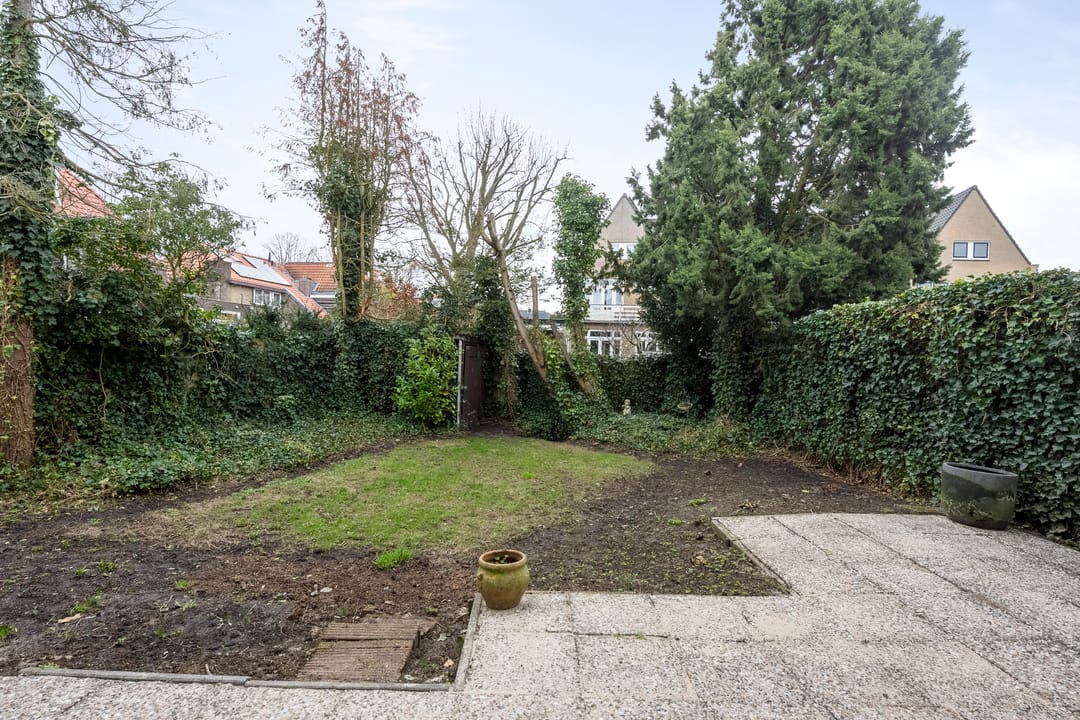 Spacious detached family home with garden and garage in Heemstede Center — 11