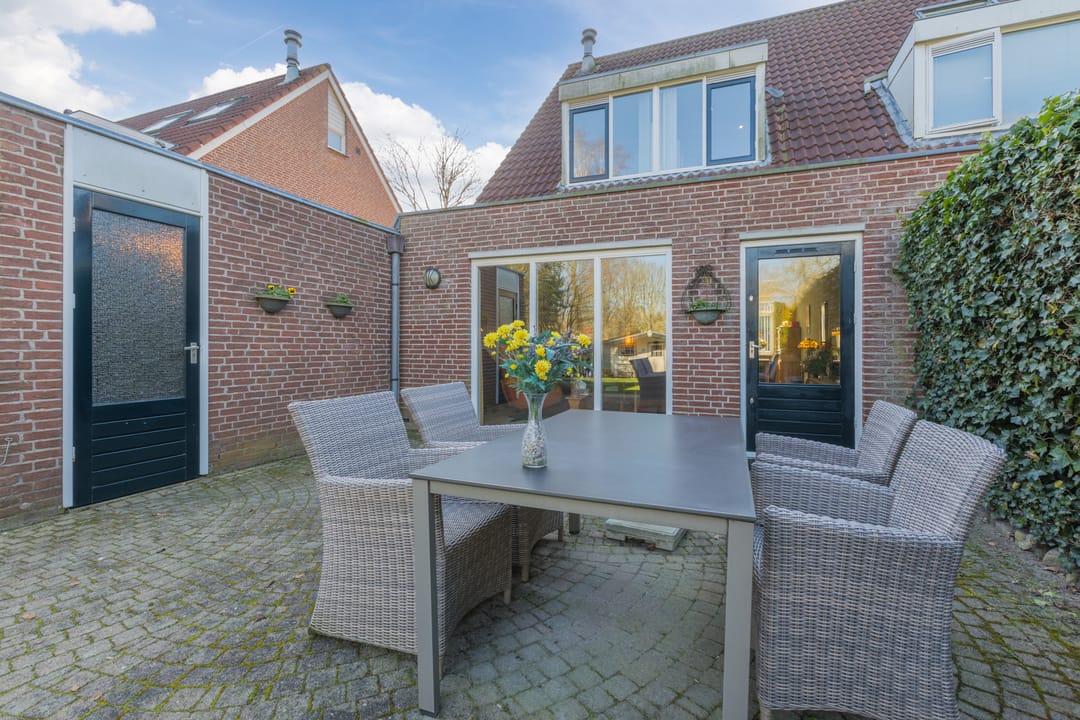 Spacious semi-detached home with pond view and garden in Soest — 27