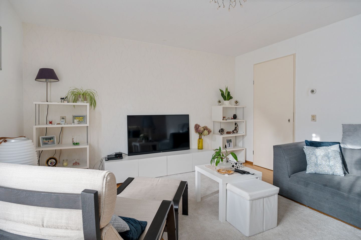 Spacious Family Home with Garden and Parking in Den Haag — 12