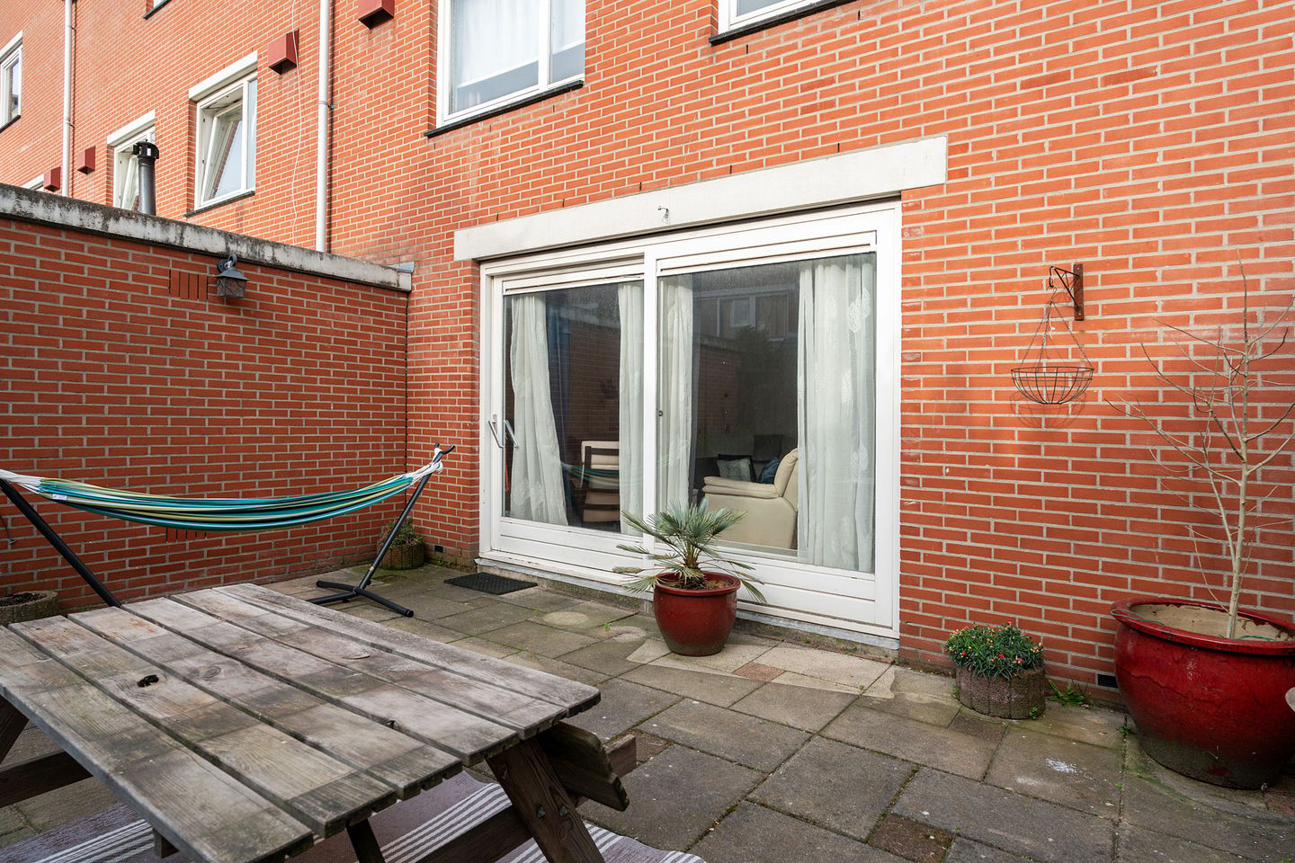 Spacious Family Home with Garden and Parking in Den Haag — 18
