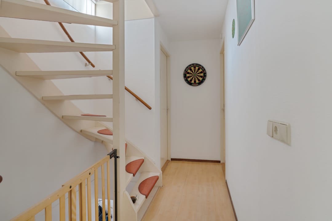 Spacious Family Home with Garden and Parking in Den Haag — 19
