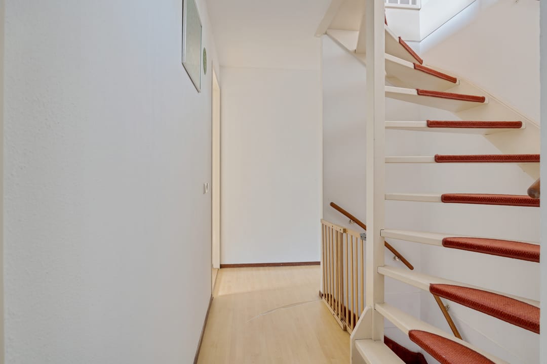 Spacious Family Home with Garden and Parking in Den Haag — 20
