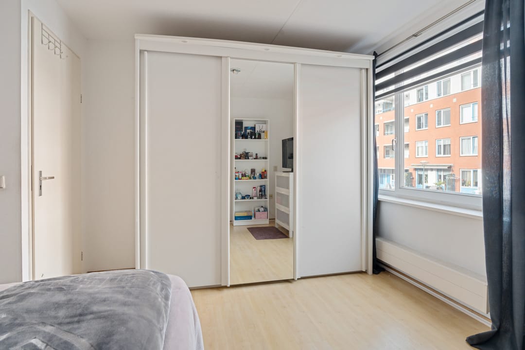 Spacious Family Home with Garden and Parking in Den Haag — 23