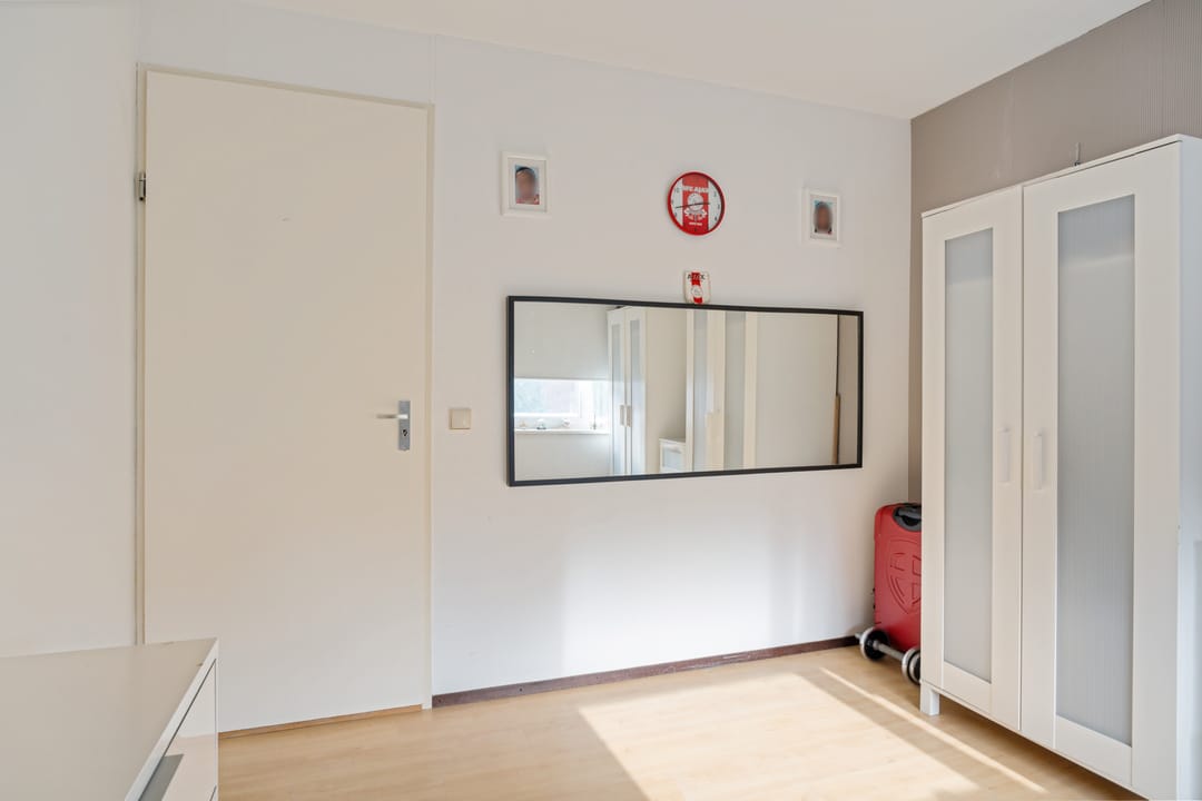 Spacious Family Home with Garden and Parking in Den Haag — 25