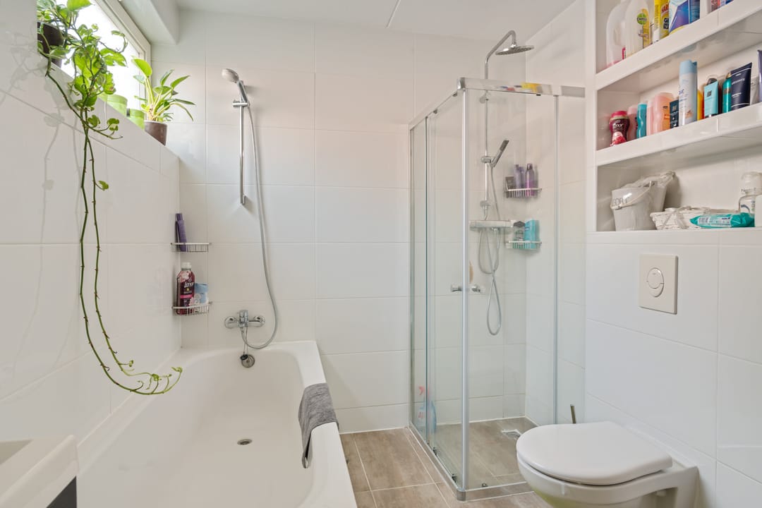 Spacious Family Home with Garden and Parking in Den Haag — 28