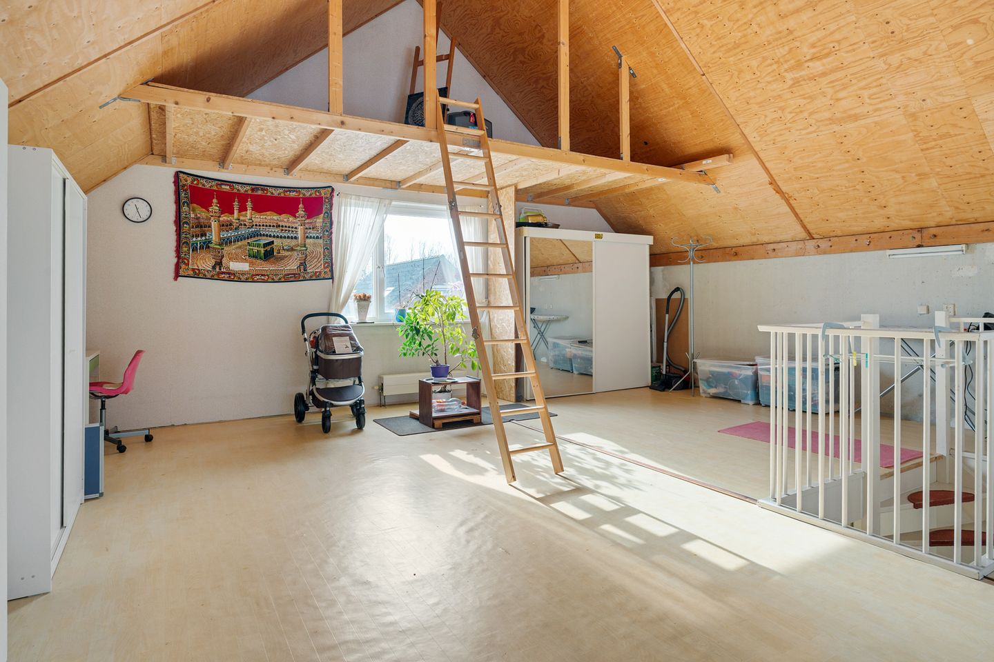 Spacious Family Home with Garden and Parking in Den Haag — 32