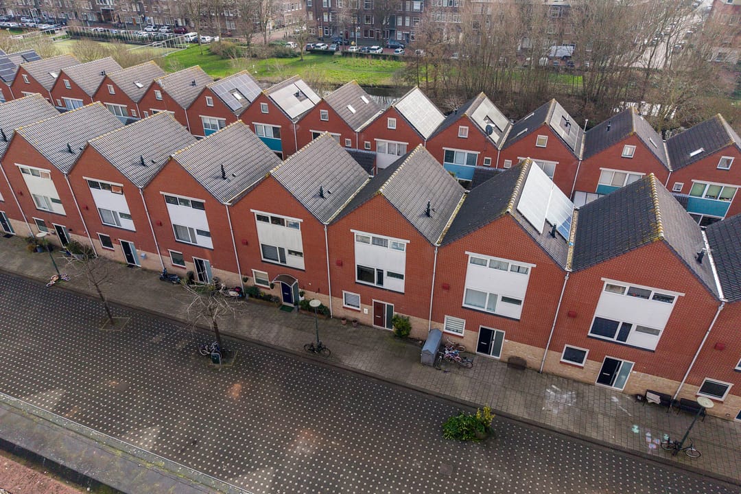 Spacious Family Home with Garden and Parking in Den Haag — 38