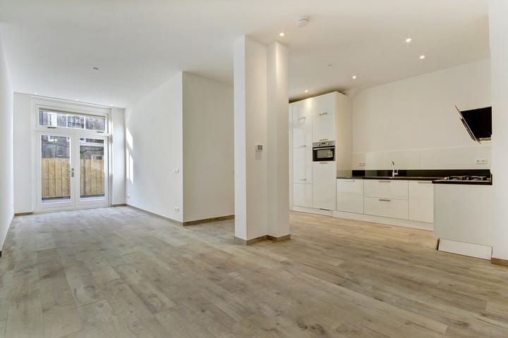 Photo 2 of Busken Huetstraat 6-H