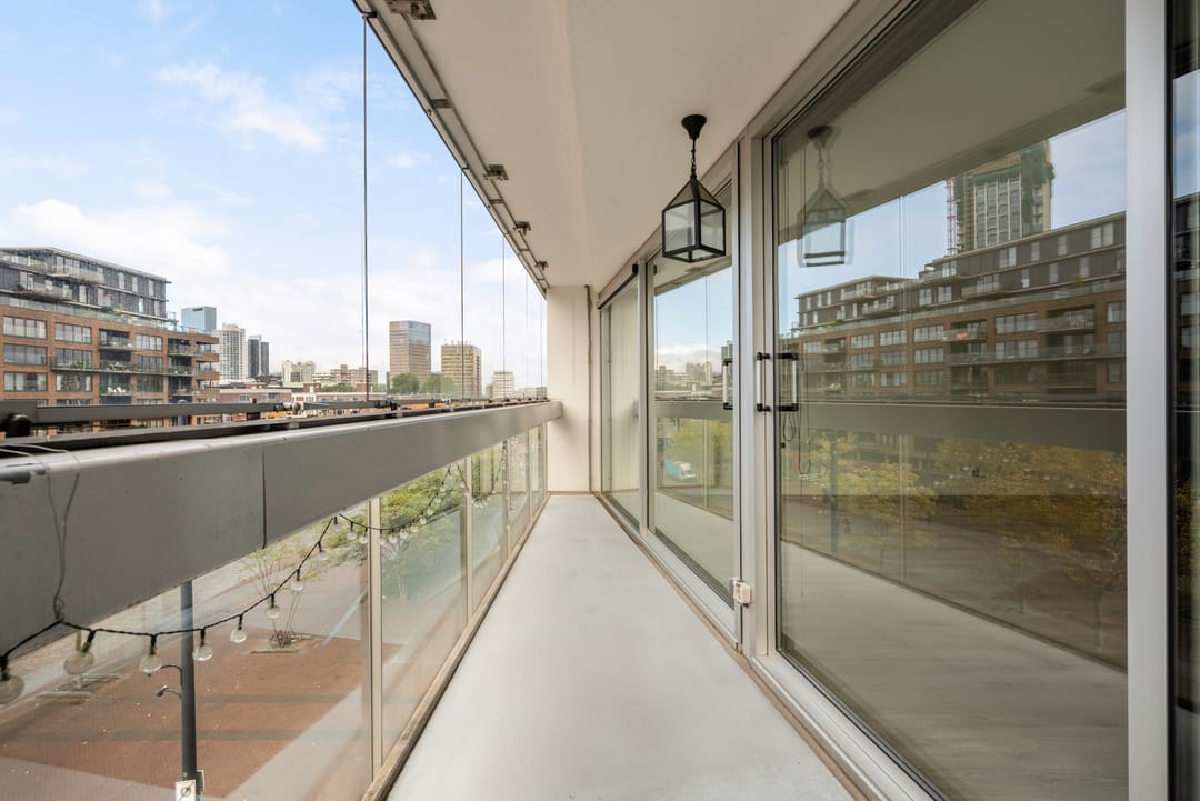 Luxury Apartment in Rotterdam City Center with Panoramic Views — 32