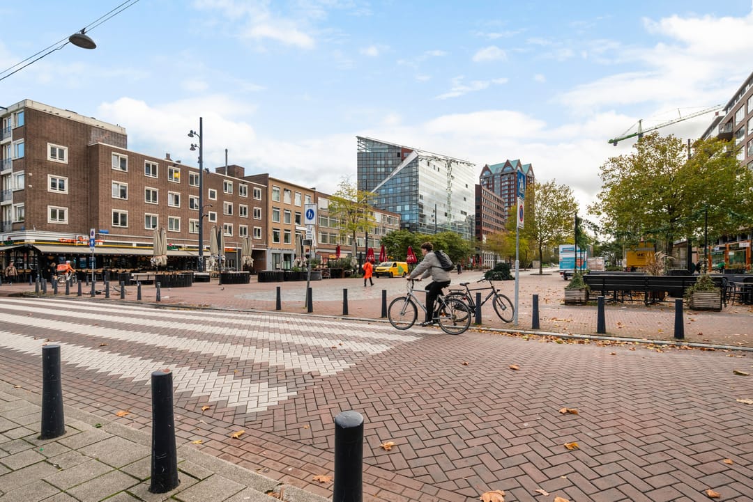 Luxury Apartment in Rotterdam City Center with Panoramic Views — 47