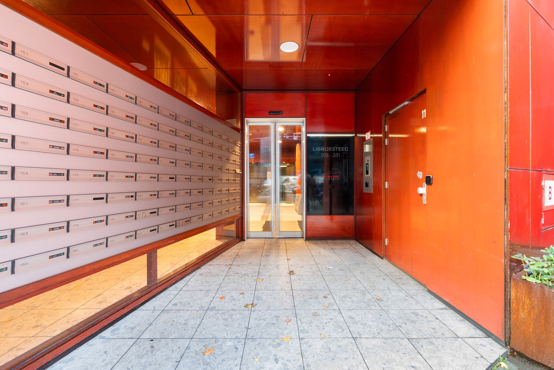 Luxury Apartment in Rotterdam City Center with Panoramic Views — 45