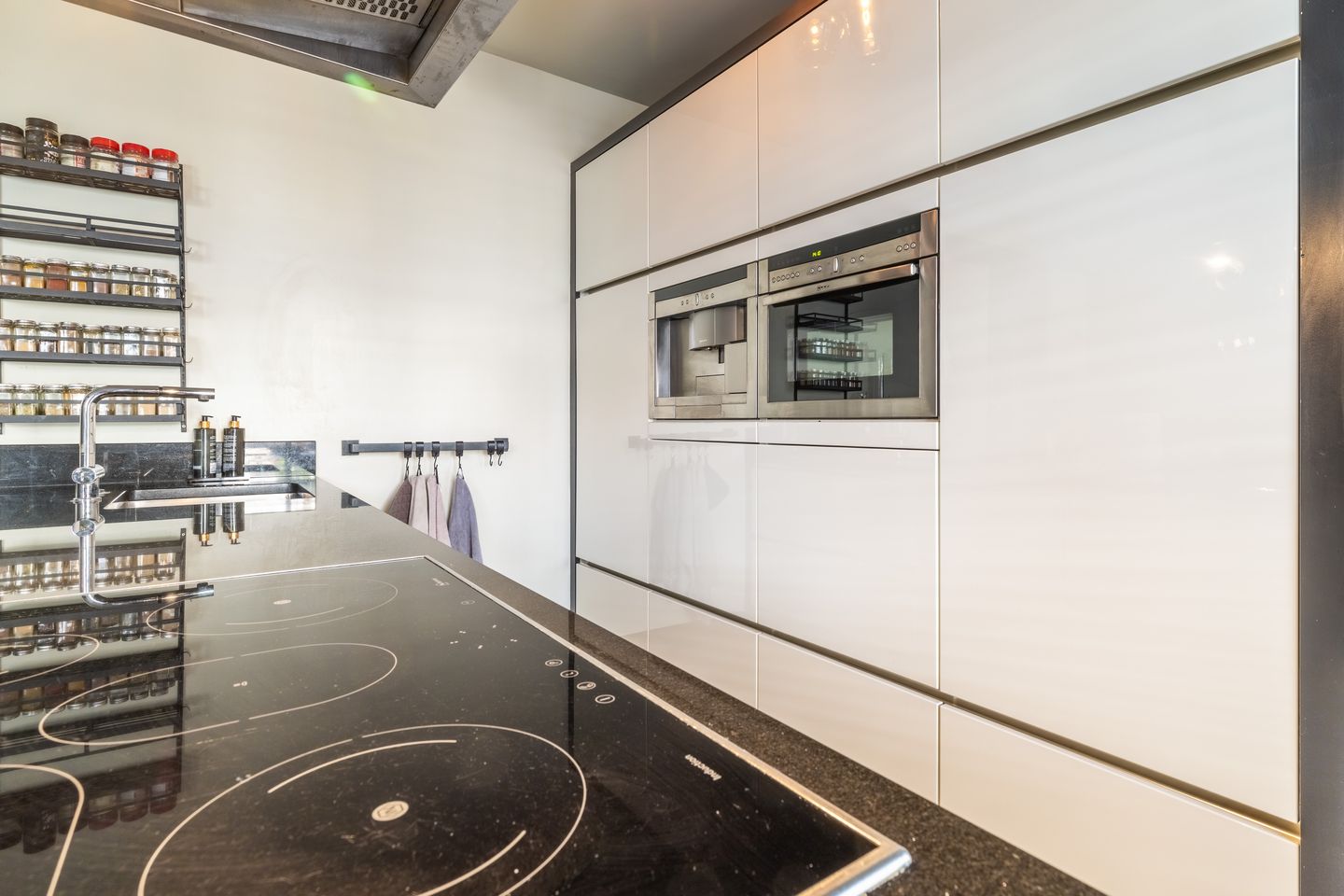 Sustainable Luxury Family Home with Jacuzzi and Solar Energy — 19