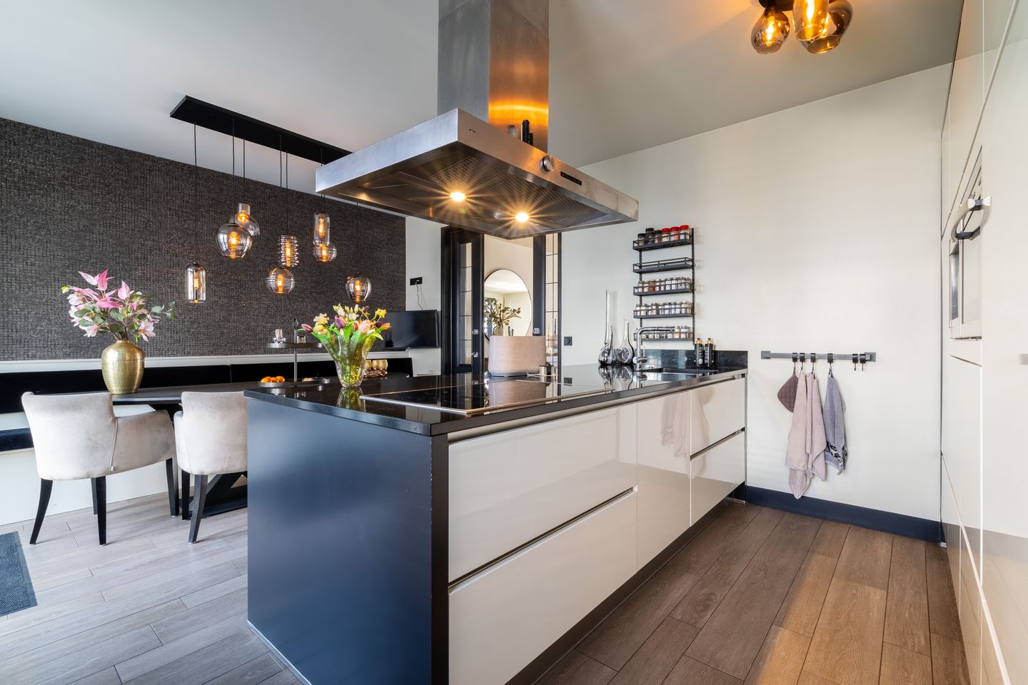 Sustainable Luxury Family Home with Jacuzzi and Solar Energy — 20