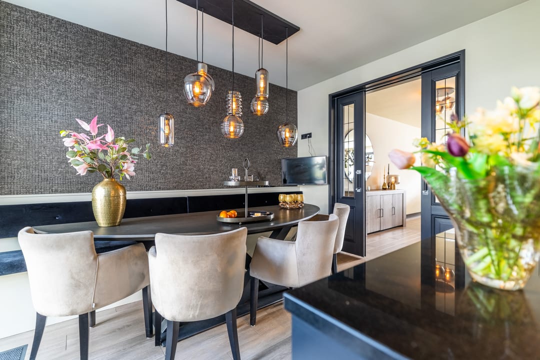 Sustainable Luxury Family Home with Jacuzzi and Solar Energy — 22