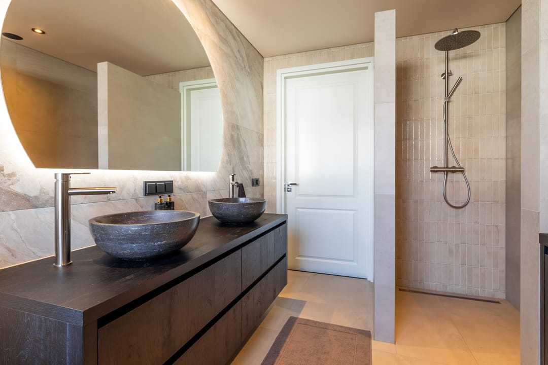 Sustainable Luxury Family Home with Jacuzzi and Solar Energy — 38