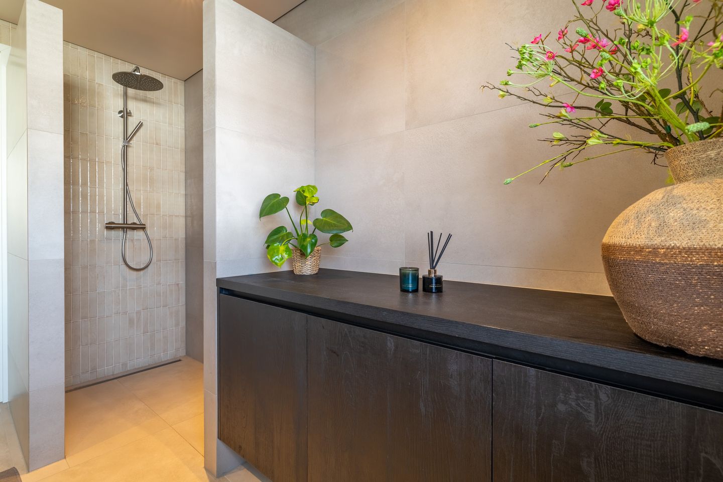 Sustainable Luxury Family Home with Jacuzzi and Solar Energy — 40