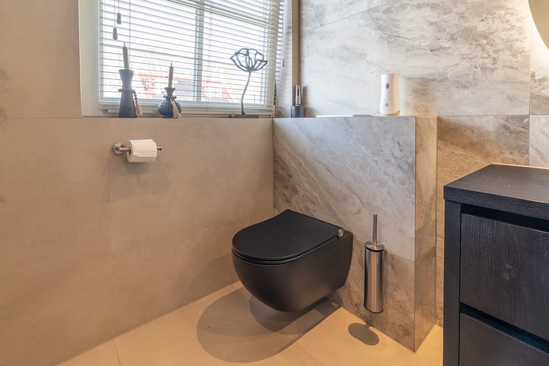 Sustainable Luxury Family Home with Jacuzzi and Solar Energy — 41