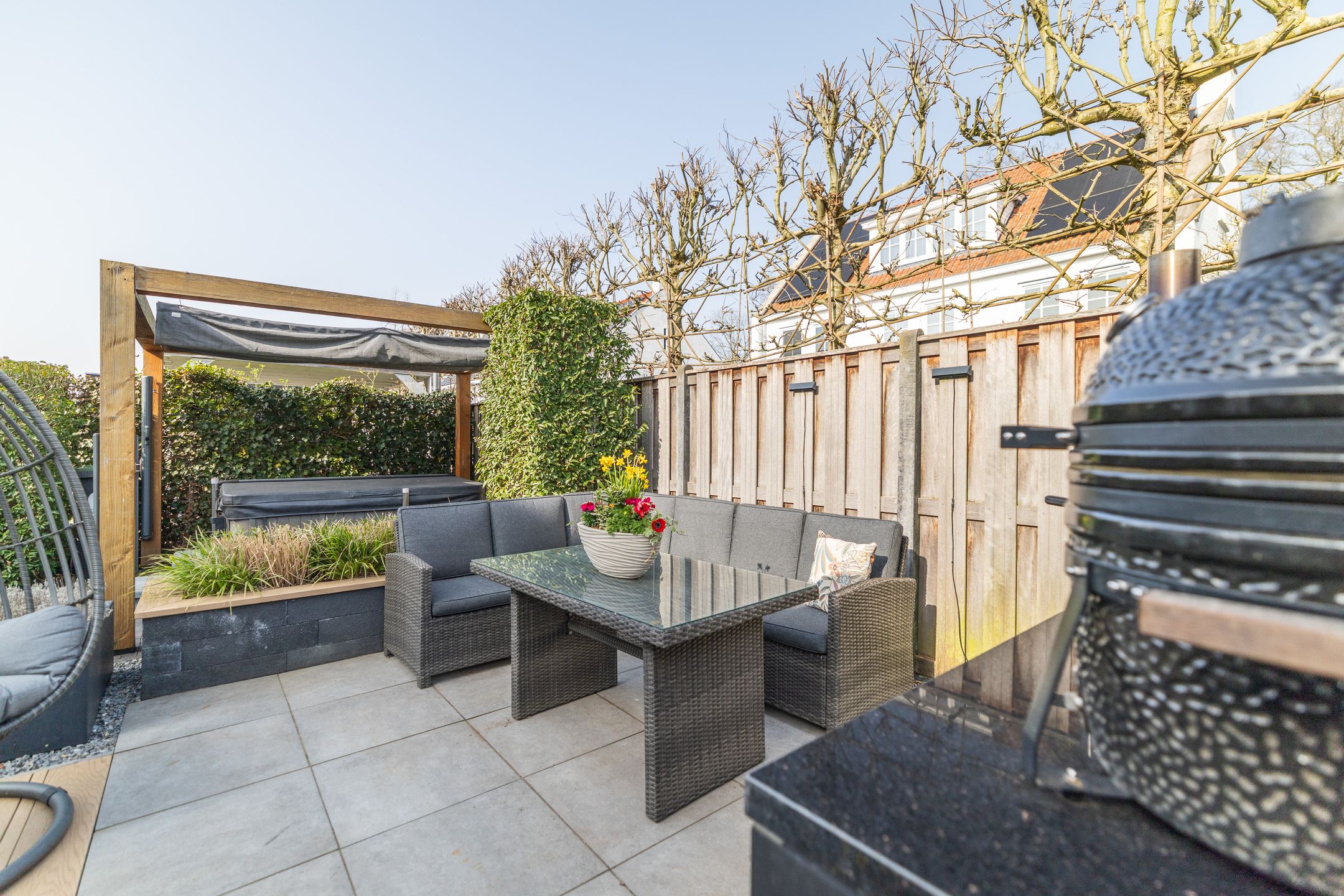 Sustainable Luxury Family Home with Jacuzzi and Solar Energy — 48