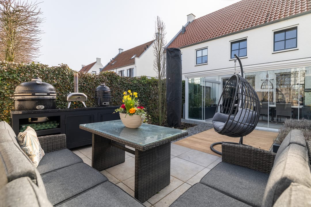Sustainable Luxury Family Home with Jacuzzi and Solar Energy — 46