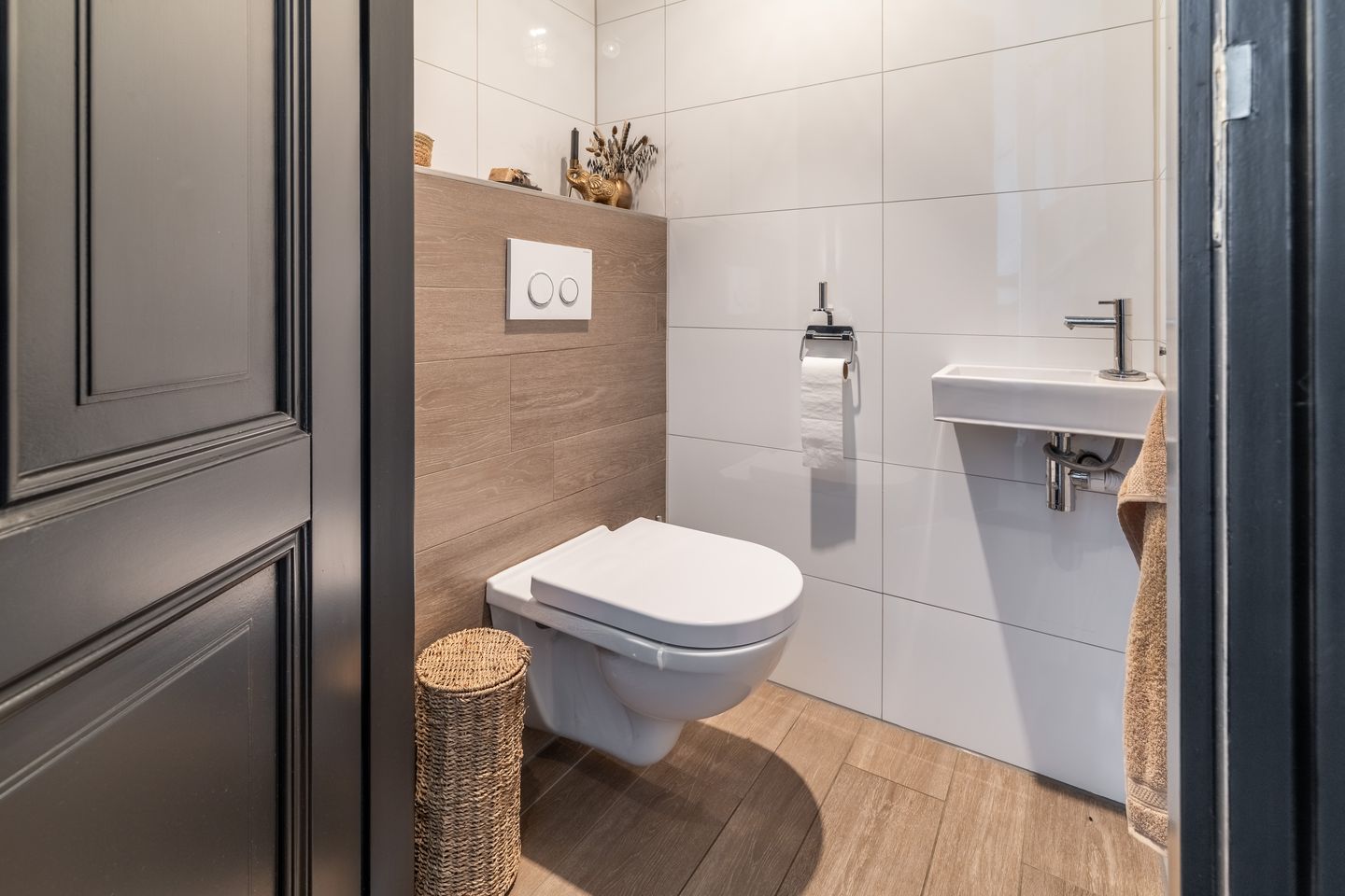 Sustainable Luxury Family Home with Jacuzzi and Solar Energy — 25