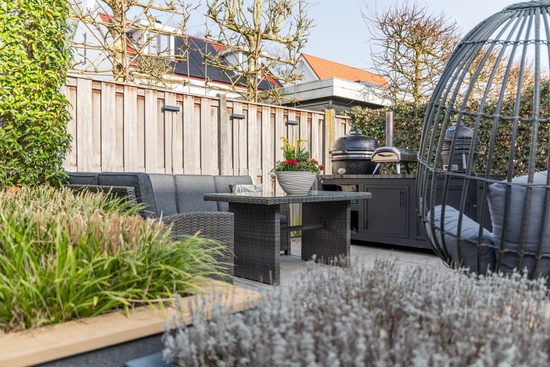 Sustainable Luxury Family Home with Jacuzzi and Solar Energy — 58