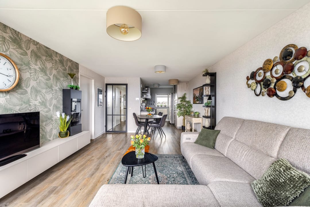 Modern 3-Room Apartment with South-Facing Balcony near City Center — 13