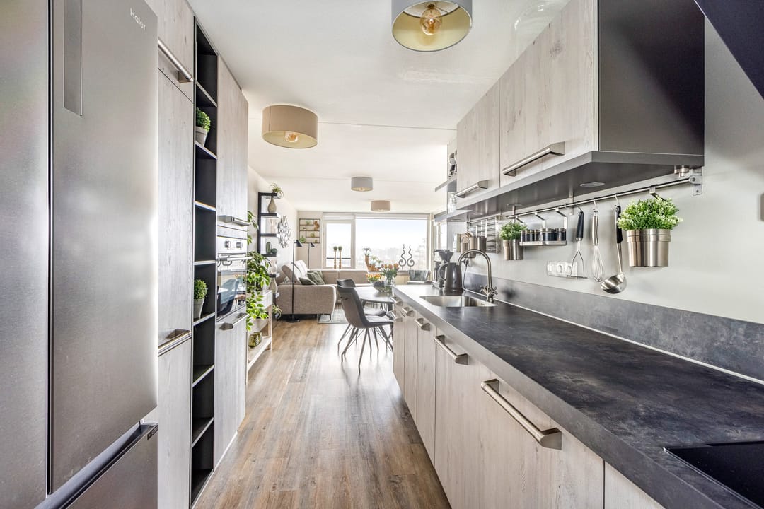Modern 3-Room Apartment with South-Facing Balcony near City Center — 17