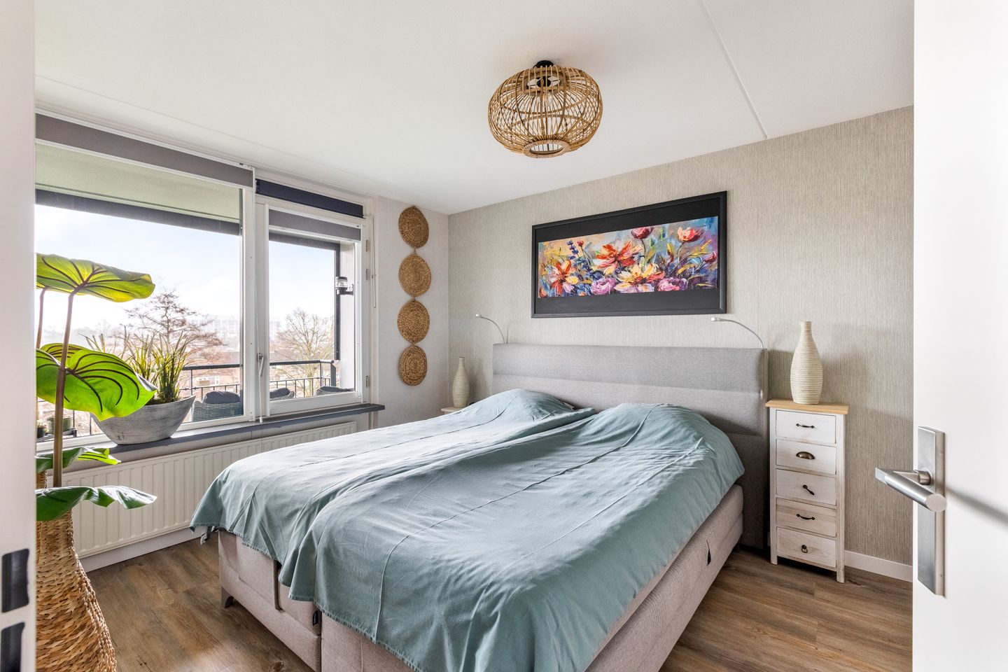 Modern 3-Room Apartment with South-Facing Balcony near City Center — 25