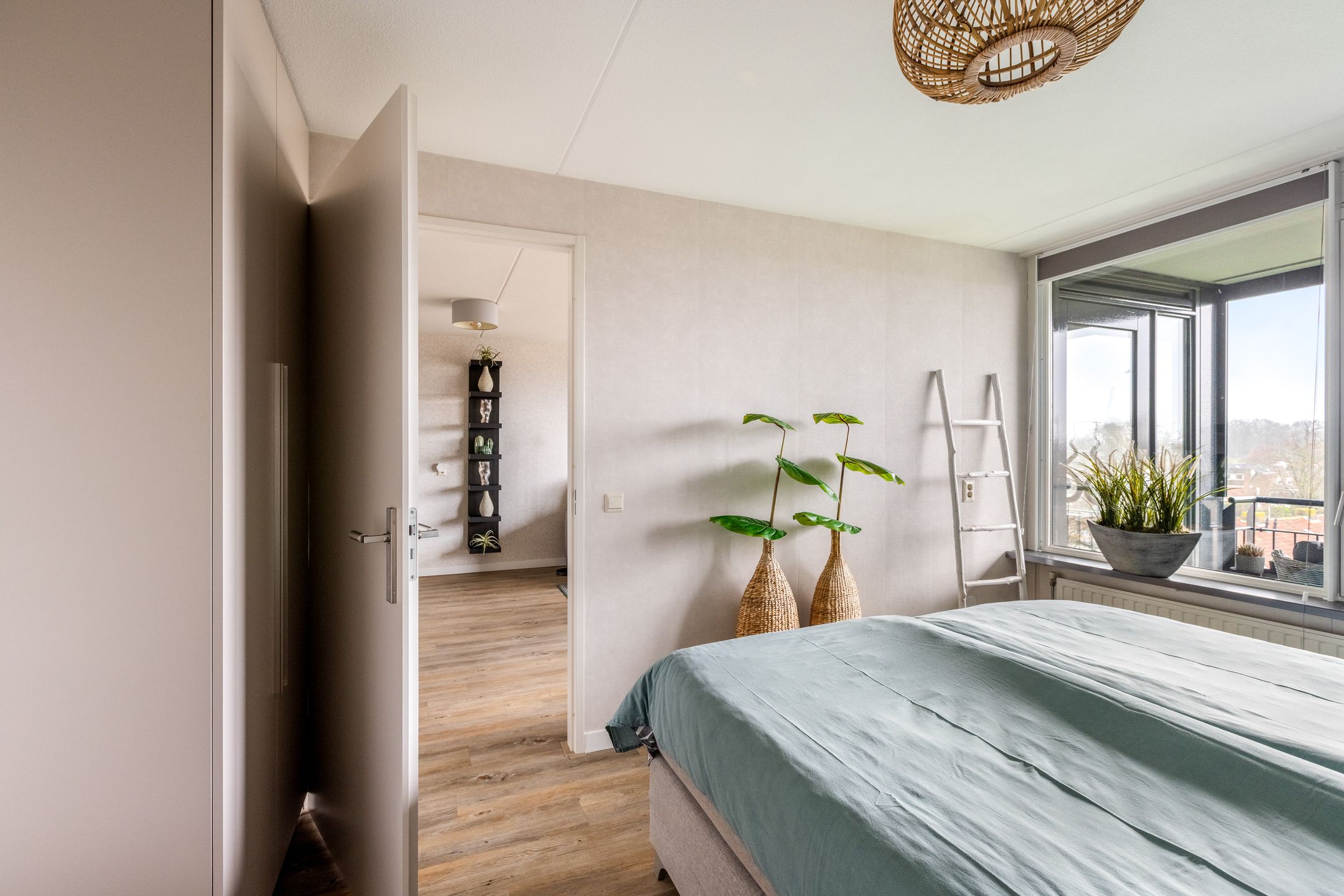 Modern 3-Room Apartment with South-Facing Balcony near City Center — 27