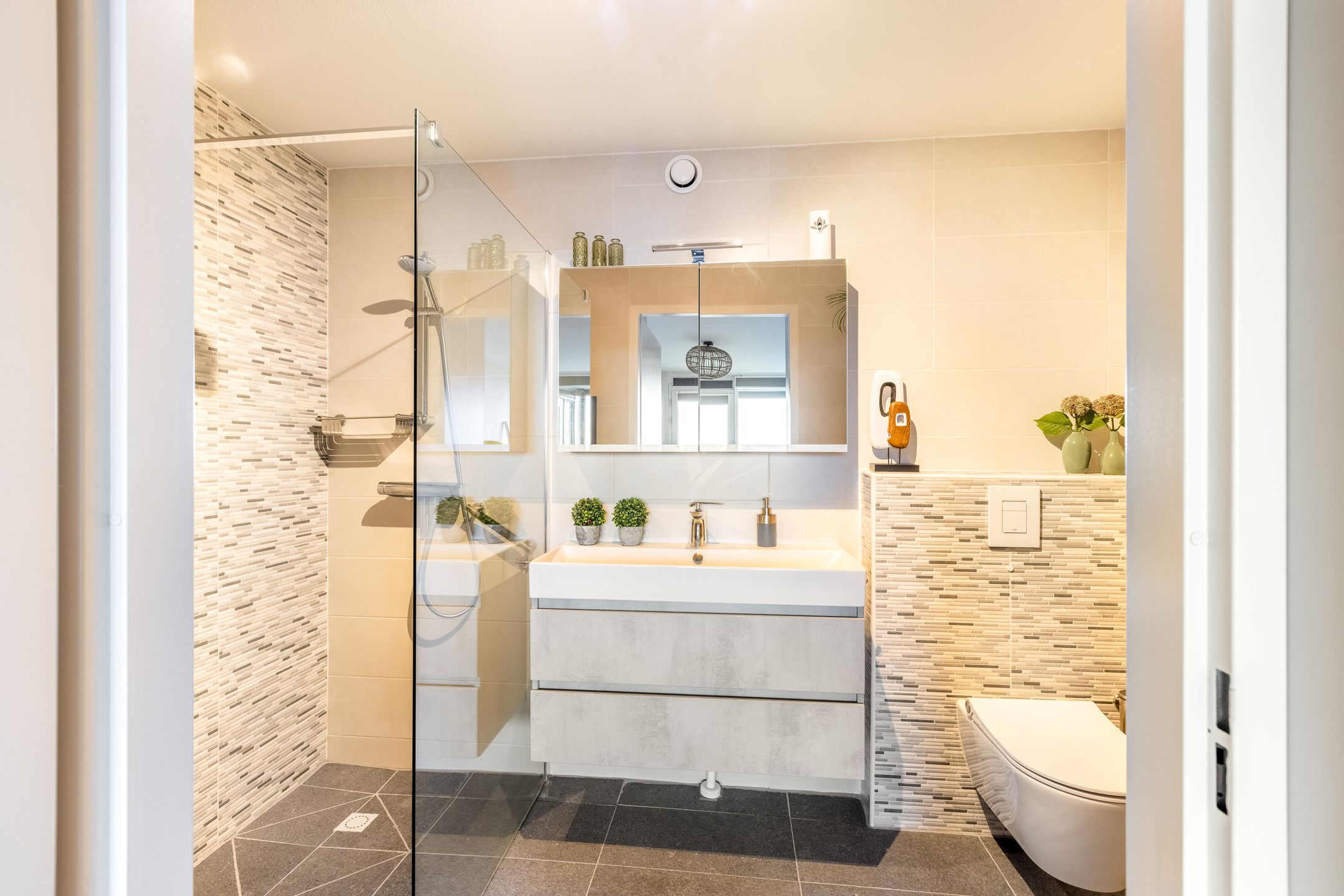 Modern 3-Room Apartment with South-Facing Balcony near City Center — 30