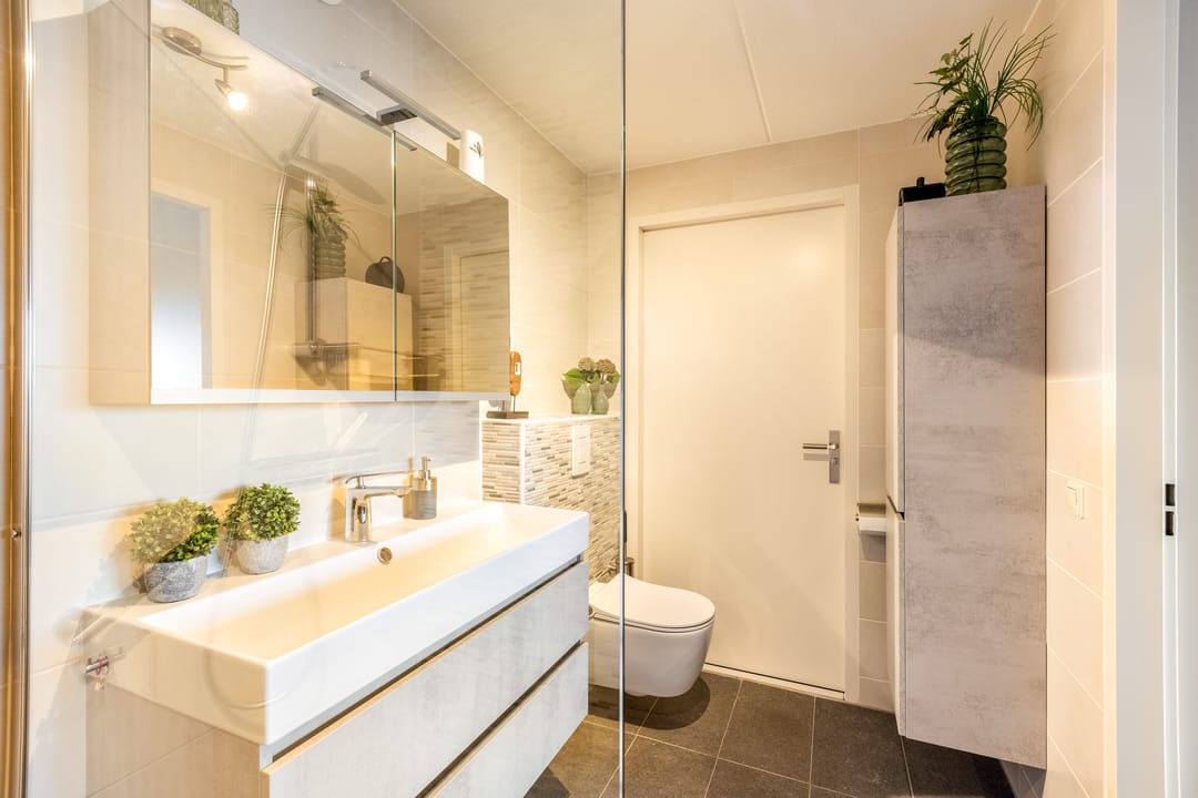 Modern 3-Room Apartment with South-Facing Balcony near City Center — 31
