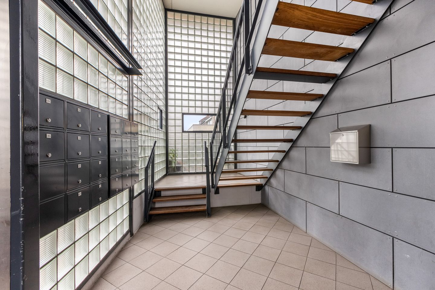Modern 3-Room Apartment with South-Facing Balcony near City Center — 40