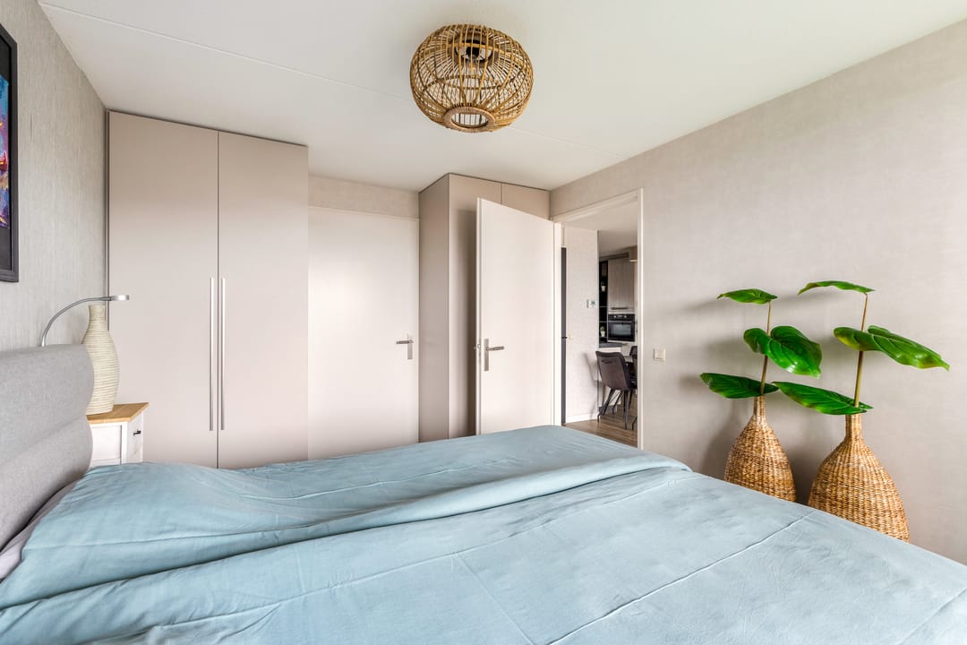 Modern 3-Room Apartment with South-Facing Balcony near City Center — 26