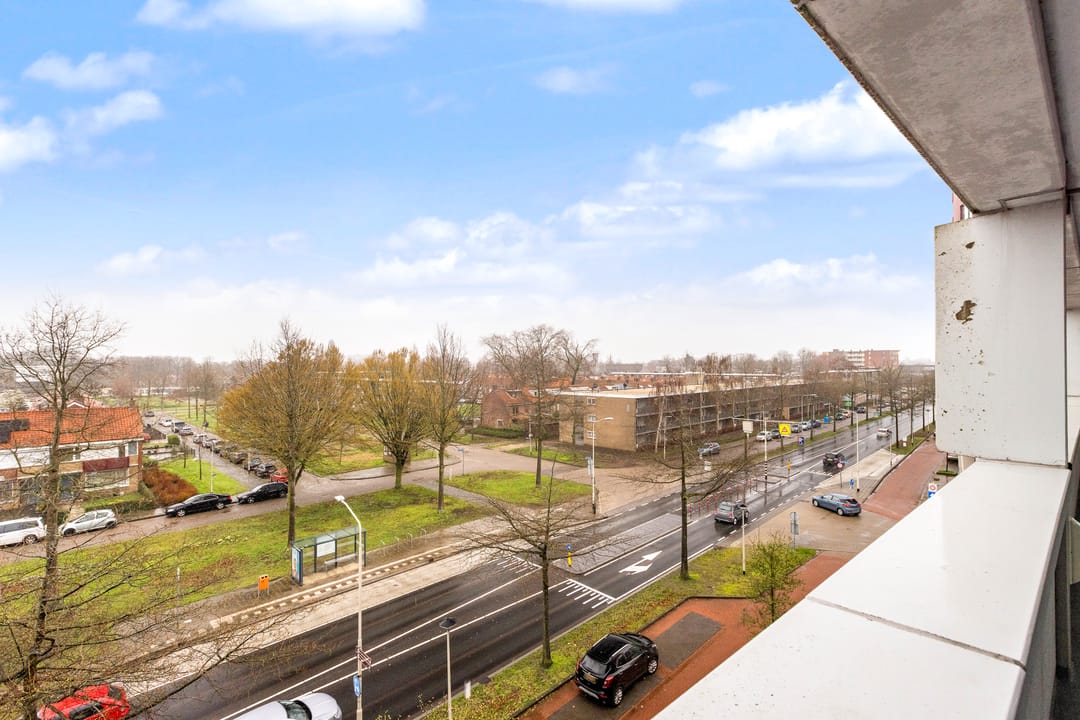 Modern 3-Room Apartment with South-Facing Balcony near City Center — 37