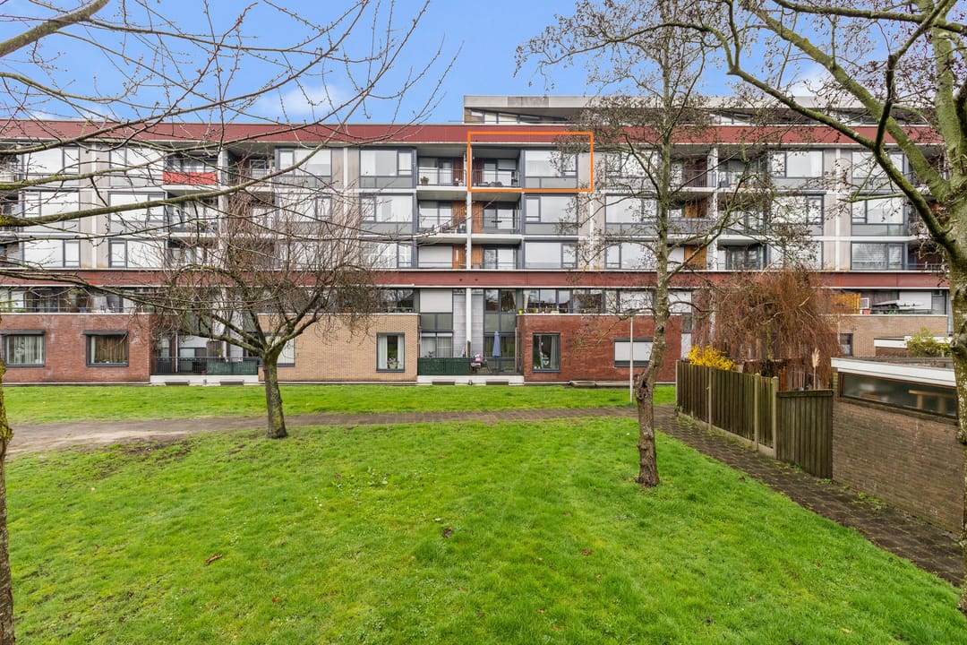Modern 3-Room Apartment with South-Facing Balcony near City Center — 45