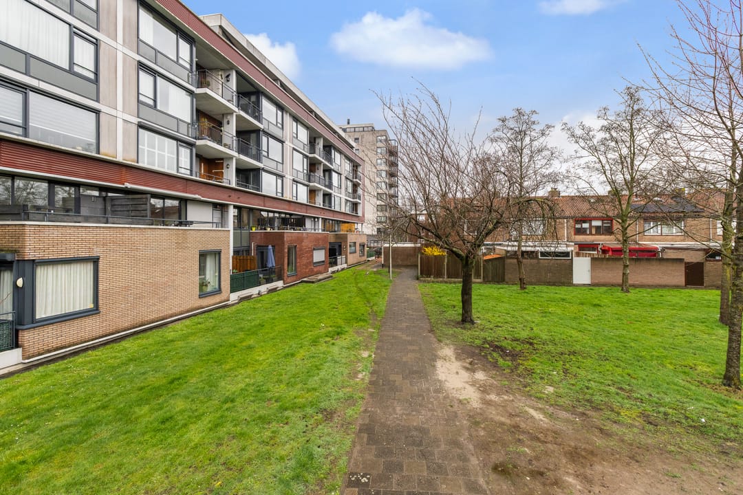 Modern 3-Room Apartment with South-Facing Balcony near City Center — 46