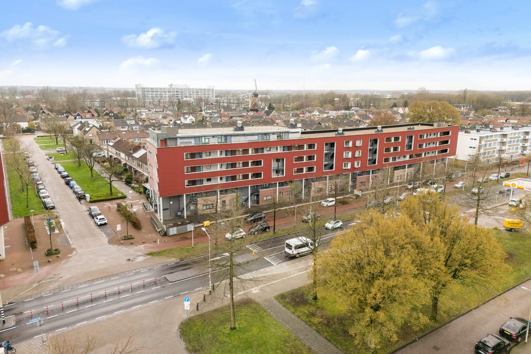 Modern 3-Room Apartment with South-Facing Balcony near City Center — 51