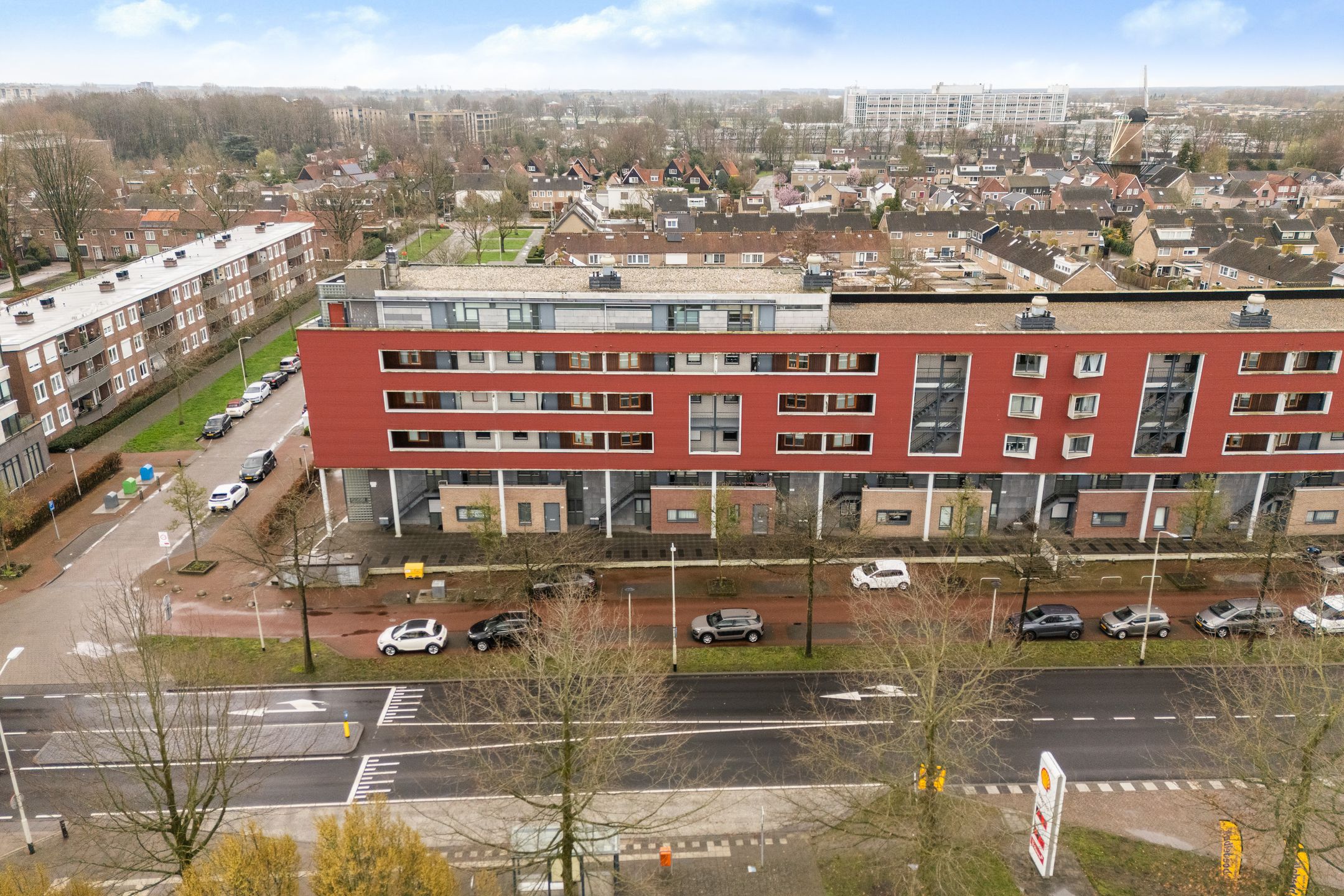 Modern 3-Room Apartment with South-Facing Balcony near City Center — 50