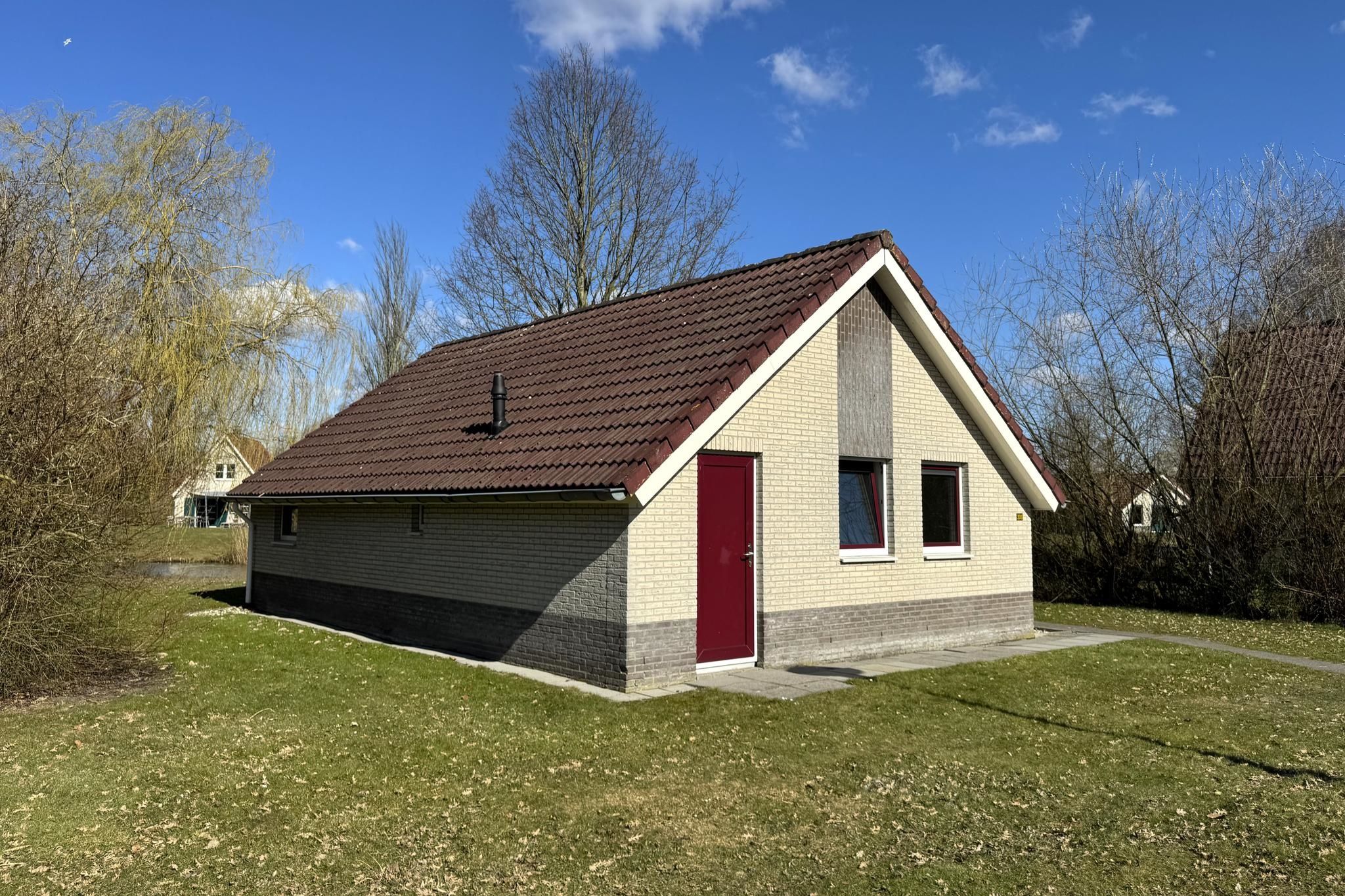 2-bedroom freehold villa in Emmen — photo 3 of 5