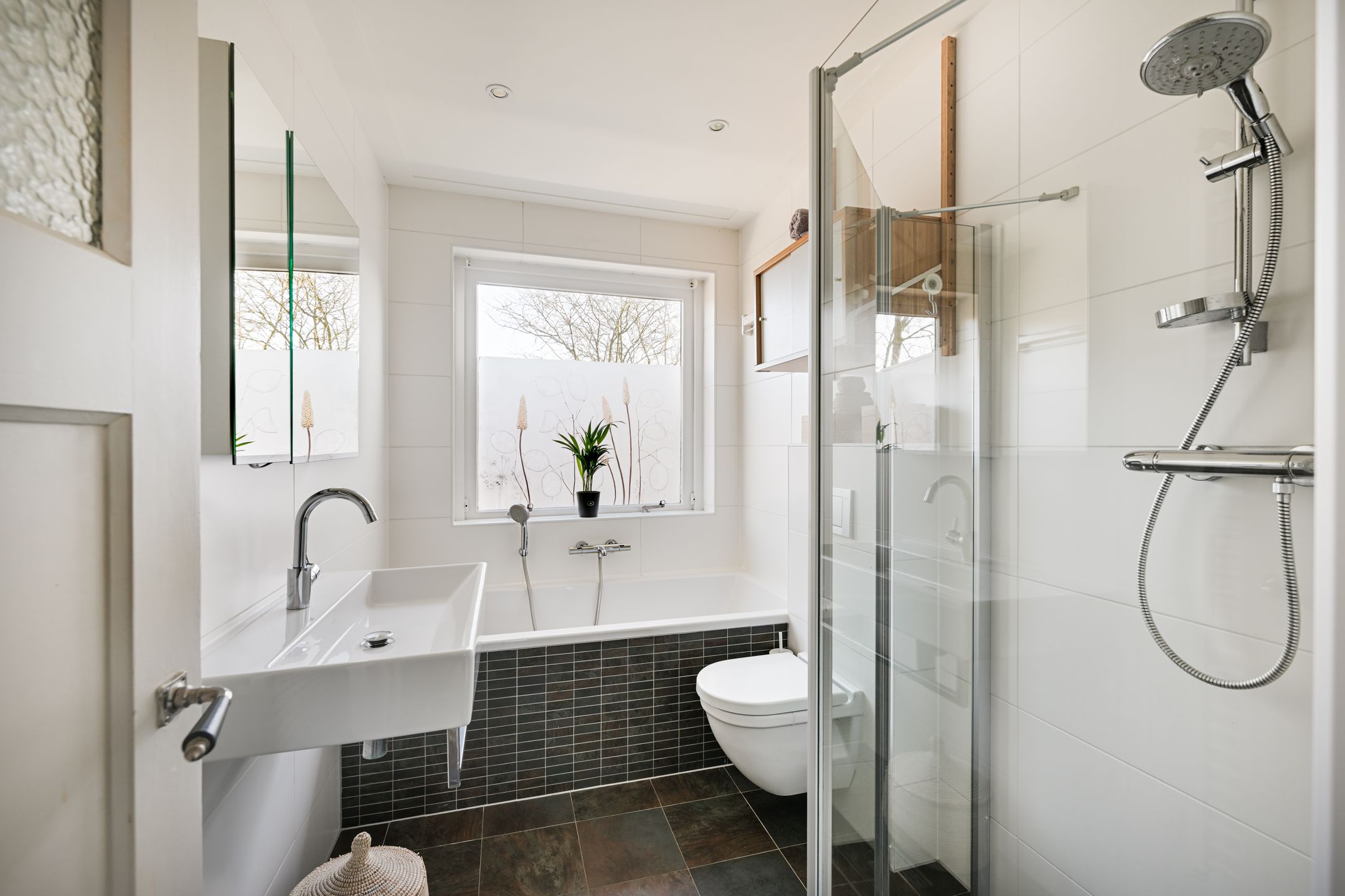 Spacious 1930s Family Home with Garden House in Haarlem — 17