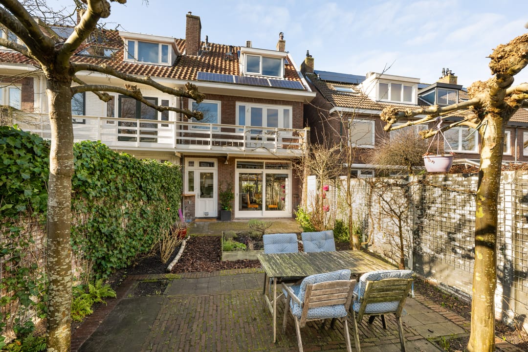 Spacious 1930s Family Home with Garden House in Haarlem — 22
