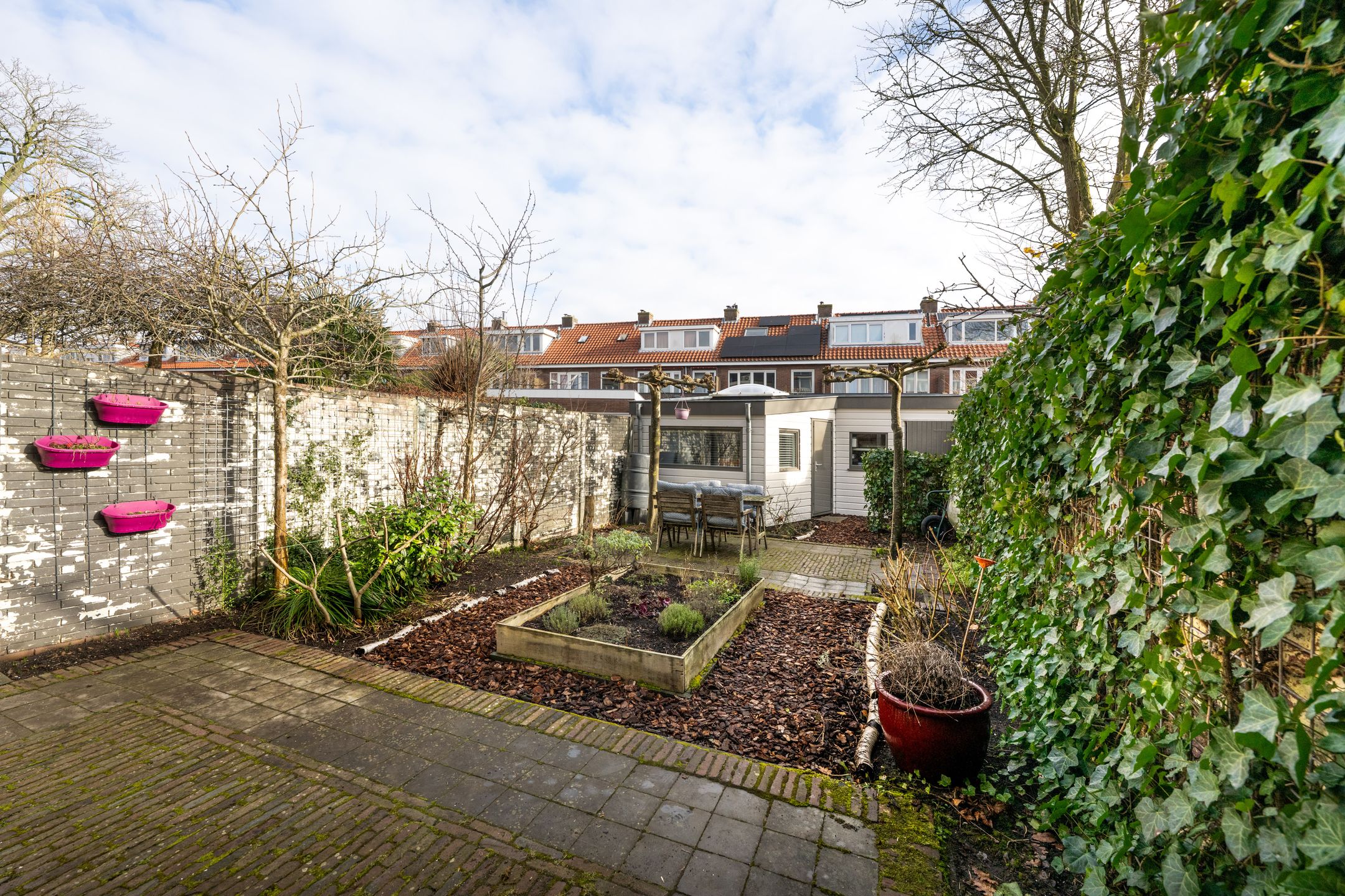 Spacious 1930s Family Home with Garden House in Haarlem — 23