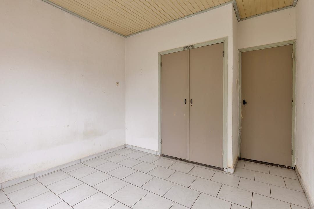 Detached home with potential on large plot near Mill — 15